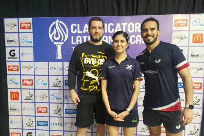 El entrenador Krisztian Nagy (i) junto a Nathaly Paredes y Alberto Miño.