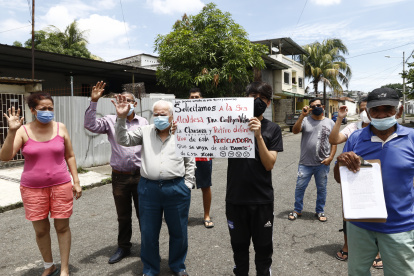 Vecinos con pancartas rechazan la recicladora.