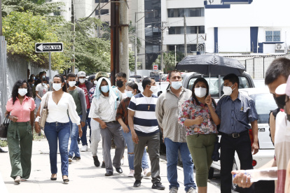 Fila. En las primeras horas de la mañana, la fila para sacar el pasaporte fue de unas cinco cuadras. Las personas llegaron desde la madrugada y esperaron unas cinco horas para obtener el documento.