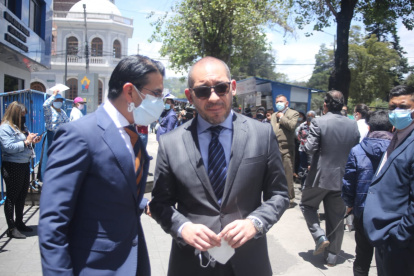 Defensa. El abogado Jorge Luis Ortega (d) asumió la defensa del contralor Pablo Celi de la Torre.