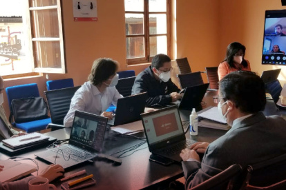 Los funcionarios presentan el avance de la obra civil y económica.