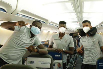 Los jugadores de Independiente del Valle muestran su optimismo durante el viaje a Porto Alegre.