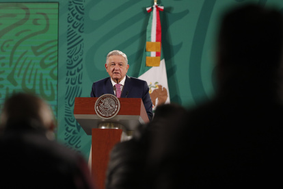 El presidente mexicano, Andrés Manuel López Obrador, habla durante su rueda de prensa matutina en Palacio Nacional.