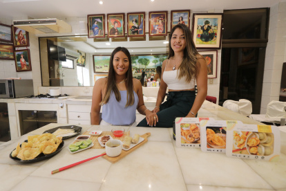 Hermanas Man Ging en la cocina de su casa en Urdesa, donde nació su emprendimiento.

Agencia (ag-extra)