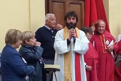 A Riccardo Ceccobelli, párroco de San Felice di Massa Martana, Italia le llegó el amor.