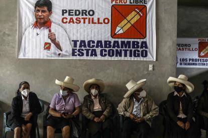 Familiares y padres del candidato a la Presidencia de Perú Pedro Castillo, esperan ver en la televisión a su hijo en el local de su partido Perú Libre, en el distrito de Tacabamba en el departamento de Cajamarca.