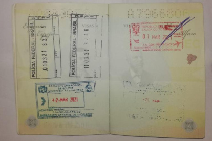 El pasaporte supuestamente falsificado que Migración detectó en el aeropuerto de Guayaquil.