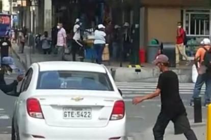 El aguatero distrae al conductor para que su cómplice meta la mano dentro del carro y se lleve el celular.
