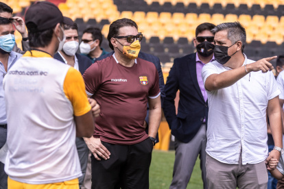 Carlos Alfaro Moreno (i), presidente de Barcelona, junto a Camilo Salinas, ministro de Salud, en el estadio Monumental.