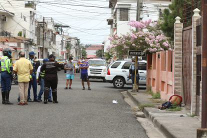 El cuerpo del presunto delincuente quedó junto a la vereda. Policía, ATM y CTE en el lugar del hecho.