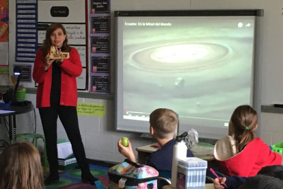 La ecuatoriana María Elena Vivanco, en una de sus clases en una escuela de Estados Unidos, antes de la pandemia.