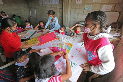 Los estudiantes buscaron ayuda de la comunidad para elaborar los portafolios escolares, la evidencia de que están en el sistema educativo.