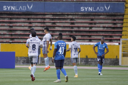 Los jugadores millonarios celebran el primer tanto de Alejandro Cabeza ante la Católica.