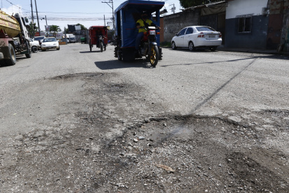 Daños. A lo largo de calles como 28 de Agosto (principal ingreso de la parroquia), Salitre y Cayambe, los baches alarman a los conductores.
