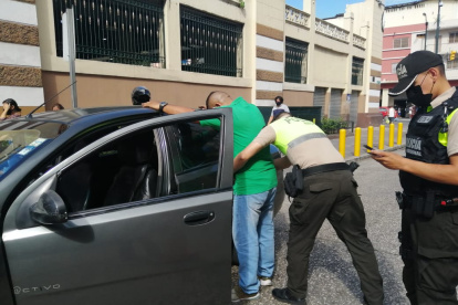 El operativo que realiza la Policía Nacional realiza en la mañana del jueves 15 de abril alrededor del Mercado Central.
