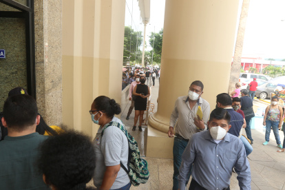 La fila para sacar el pasaporte el miércoles 14 y jueves 15 de abril por las primeras horas de la mañana fue corta en comparación con la del martes 13, cuando se volcaron más de 600 personas a sacar el documento.