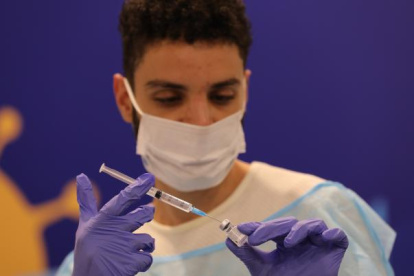 Imangen de archivo de un médico en Israel, preparando una vacuna.