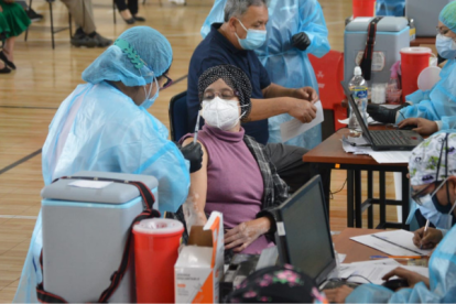 En la Universidad Politécnica Salesiana se realizó la vacunación a las personas adultas.