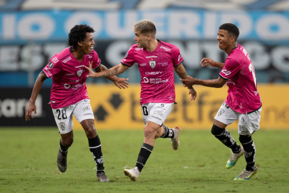 Christian Ortiz (centro) celebra después de anotar el segundo gol ante Gremio, en la tercera fase de la Copa Libertadores
