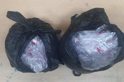 En esta bolsas habían 19 paquetes con más de cinco mil dosis de heroína, que estaban en poder de una mujer