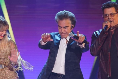 El Puma recibió el premio Leyenda y cantó con Sofía Reyes, Carlos Vives y otros artistas más.