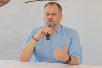 El ministro de Trabajo, Andrés Isch, durante una rueda de prensa en Guayaquil.