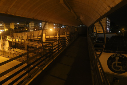 Quienes viven al pie del cruce que se conecta con Serli, en Antepara y García Goyena, están hartos de ser testigos de los robos y tener “un paso peatonal de adorno”. No lo utilizan, advierten, ni siquiera durante el día, puesto que las mismas personas que se refugian en él de noche, lo hacen por la mañana para delinquir o drogarse.