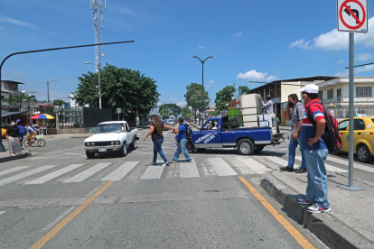 Irrespeto. En las calles Galápagos y la 29 no hay semáforo y los carros no se detienen para permitir que los peatones crucen la calle, como se ve en la foto, así existe un alto porcentaje de riesgo de ser atropellado.