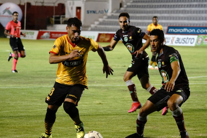 El duelo estuvo lleno de decisiones arbitrales polémicas.