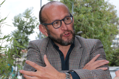 Nació en 1966. Es narrador, dramaturgo y editor. Ha colaborado con medios dentro y fuera del país. Entre sus obras están los ensayos ‘Presencias de Teresa de la Parra’, ‘Frankenstein de Mary Shelley’ y las obras de ficción ‘El contrato’ y ‘La sonrisa hueca del señor Horudi’.