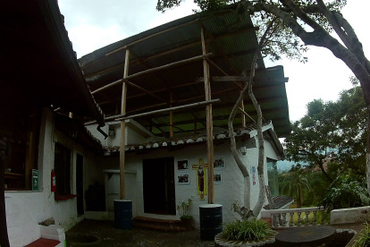 Intervención. En diciembre se hizo un trabajo preventivo para proteger el quebrantado techo del bien patrimonial frente a las fuertes lluvias.