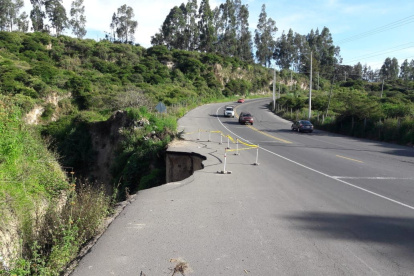 Dos desprendimientos en el relleno de la quebrada Domínguez preocupan a los moradores.