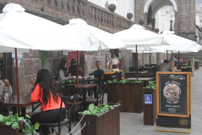 El inmobiliario al aire libre busca atraer a mayor número de clientes.