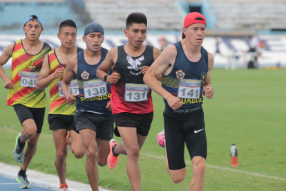 Luis Miguel Cárdenas (d) se llevó el primer lugar en los 10.000 metros lisos.

Agencia (ag-extra)