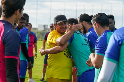 Francisco Reinoso, preparador de arqueros de Delfín, mientras departe con la plantilla.