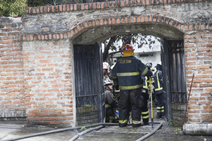 El personal del Cuerpo de Bomberos realizan una investigación para saber qué provocó el incendio en una casa que al parecer preparaban productos químicos.