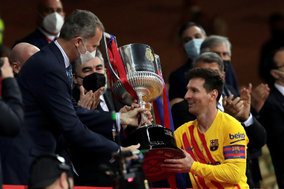 Lionel Messi recibe la Copa del Rey después de ganar al Bilbao en la final.