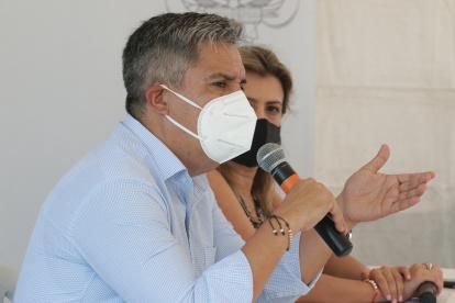 El ministro de Salud, Camilo Salinas, durante una declaración de prensa el viernes en Guayaquil.