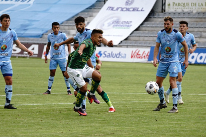 Los dos equipos terminaron con diez jugadores por expulsiones en la recta final.
