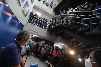 Recorridos. Guillermo Lasso estuvo el viernes en TC Televisión, en Guayaquil, y les prometió a los trabajadores que respetará la libertad de prensa.