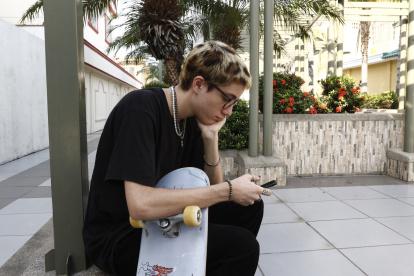 Juego. Nico Ricaurte juega con su celular, luce un look que lo divirtió al hacérselo.