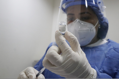 Dosis. En el Hospital de la Mujer Alfredo G. Paulson de Guayaquil se administran vacunan a adultos mayores y personas con discapacidad.