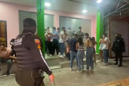La noche del sábado, la policía suspendió una fiesta clandestina con más de 30 menores de edad.