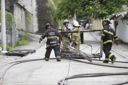Los bomberos atendiendo el incendio que ocurrió el sábado 17 de abril, en Urbanor, en una bodega clandestina de productos químicos.