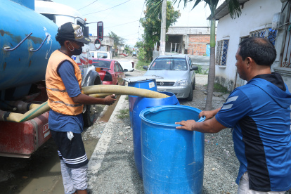 Algunas zonas de Durán deben abastecerse con tanqueros.