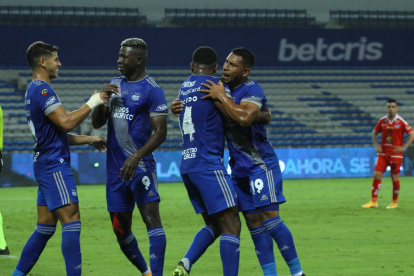 Los jugadores de Emelec celebran el primer gol ante Técnico Universitario.