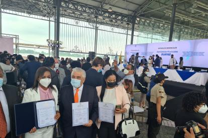 Marcos Molina (c) y Bella Jiménez (d) ambos son legisladores electos por la Izquierda Democrática.