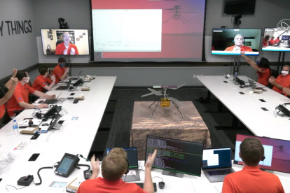 Los ingenieros de la NASA celebrando después del ensayo.