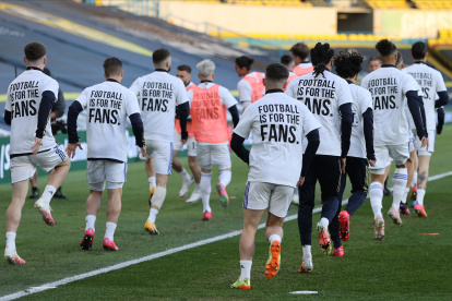Los jugadores de Leeds United muestran camisetas con mensajes en contra de la creación de la Superliga, antes del partido ante Liverpool, uno de los fundadores