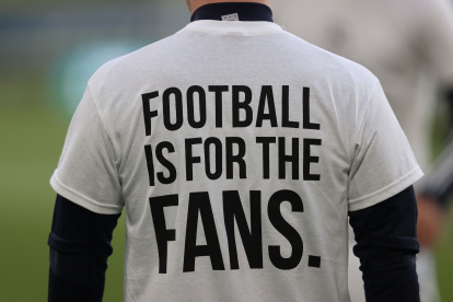 Kalvin Phillips, del Leeds United, muestra la camiseta con el mensaje en contra de la Superliga.
